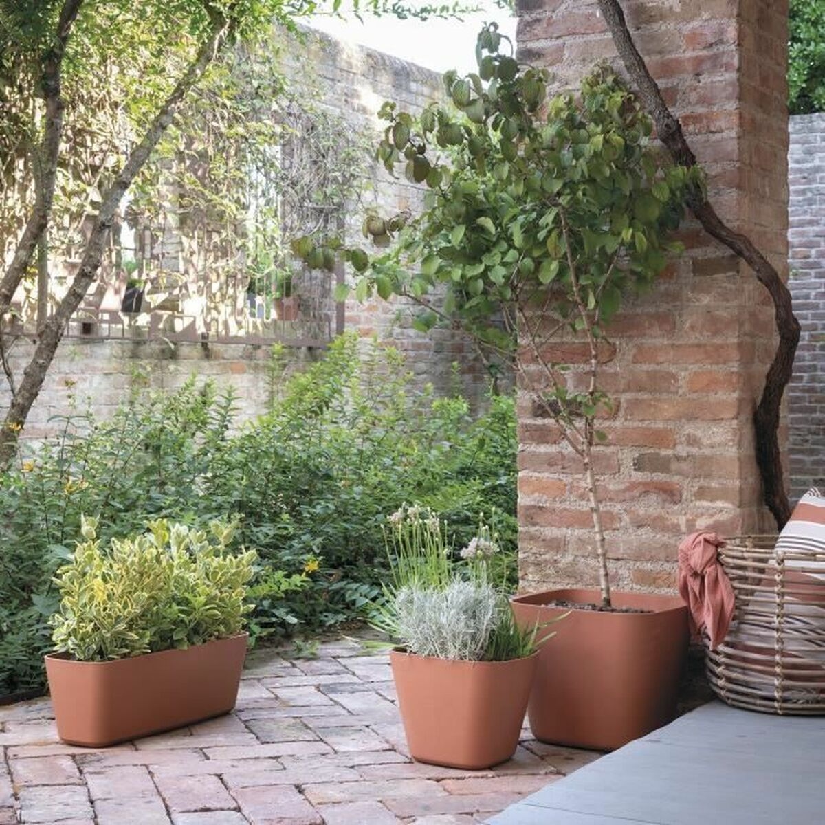 Plant pot Deroma-4